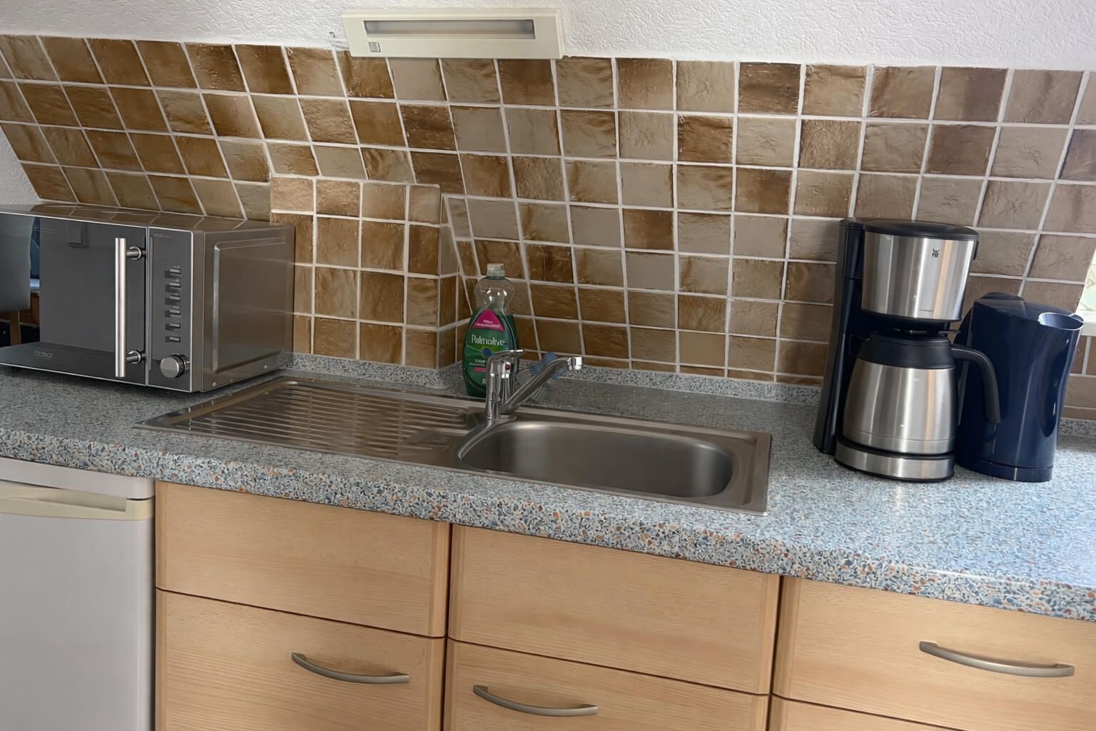 Ferienwohnung Topas im Haus Aquamarin in Büsum – Küchenzeile mit Spüle und WMF Kaffeemaschine