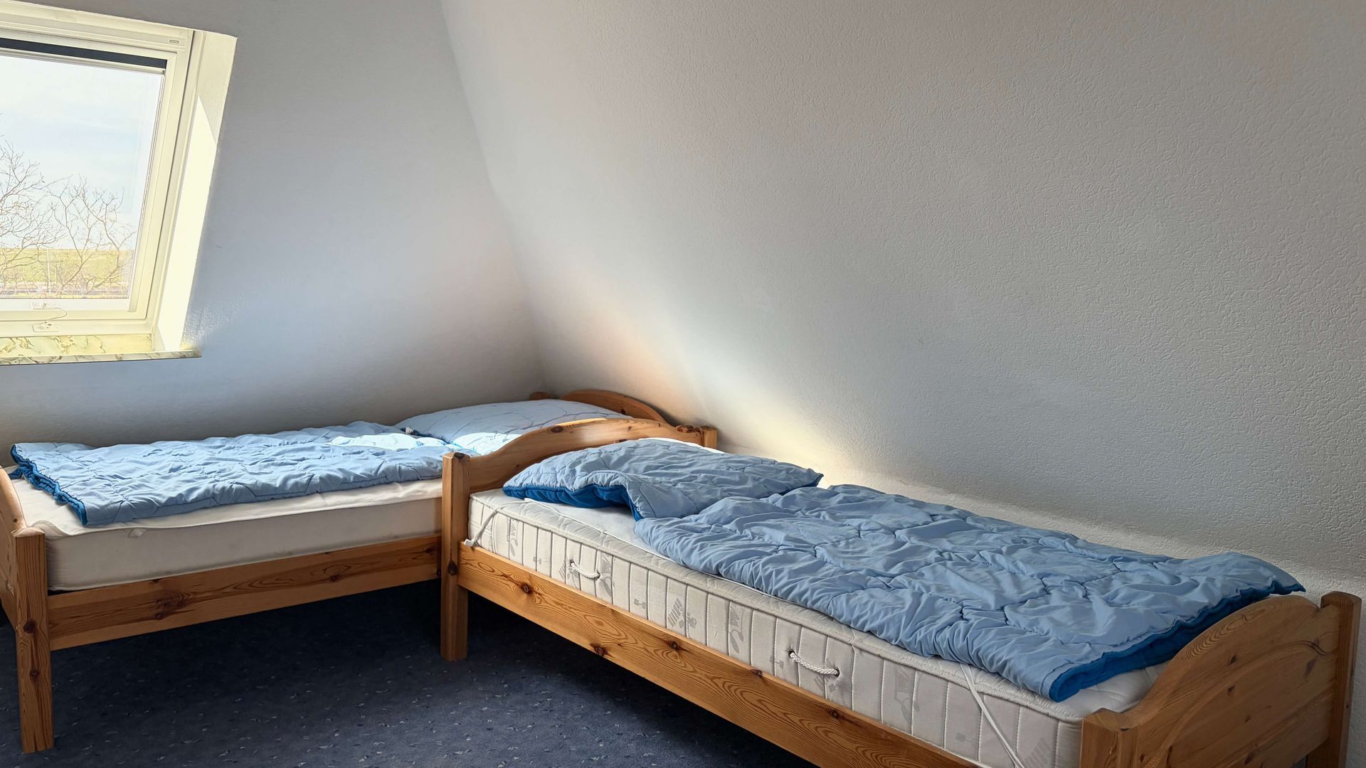 Ferienwohnung Topas im Haus Aquamarin in Büsum – Zweites Schlafzimmer mit zwei von drei Einzelbetten