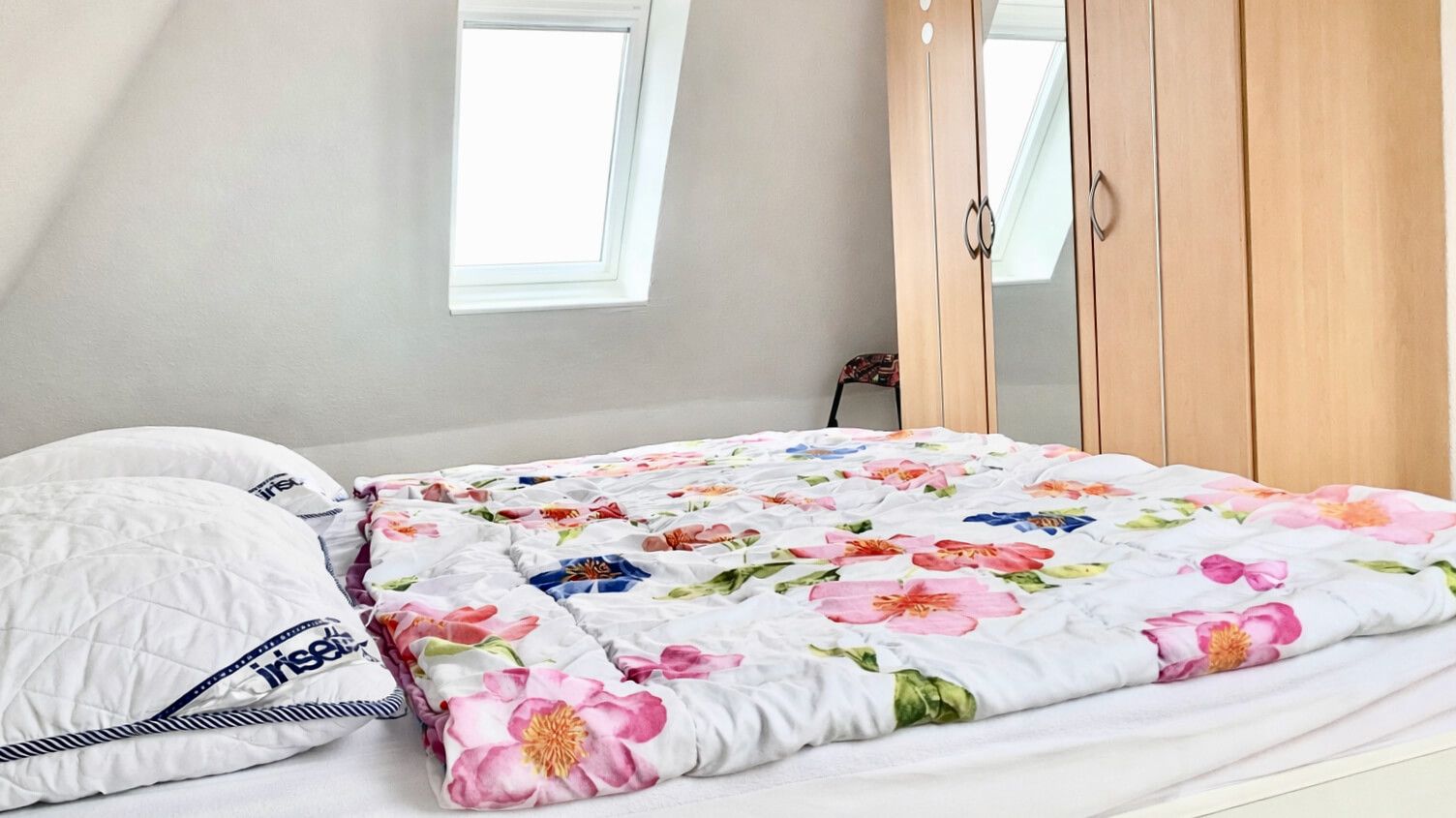 Ferienwohnung Topas im Haus Aquamarin in Büsum – Schlafzimmer mit Doppelbett und Kleiderschrank