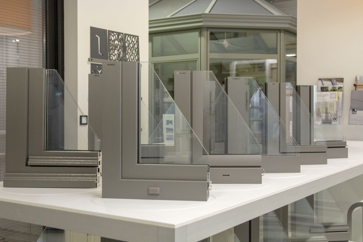 Coins de fenêtre exposés sur une table blanche.