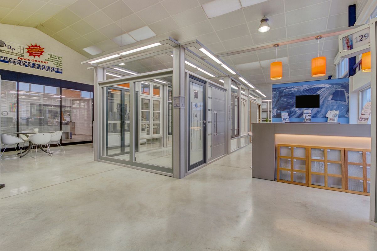 Intérieur du magasin d'exposition d'ADP Menuiserie.