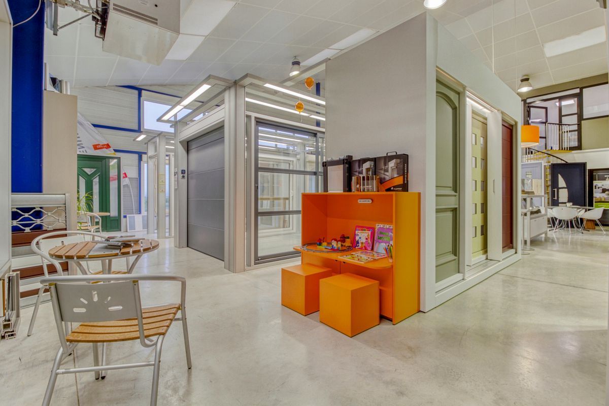 Intérieur d'un magasin de menuiserie d'intérieur.
