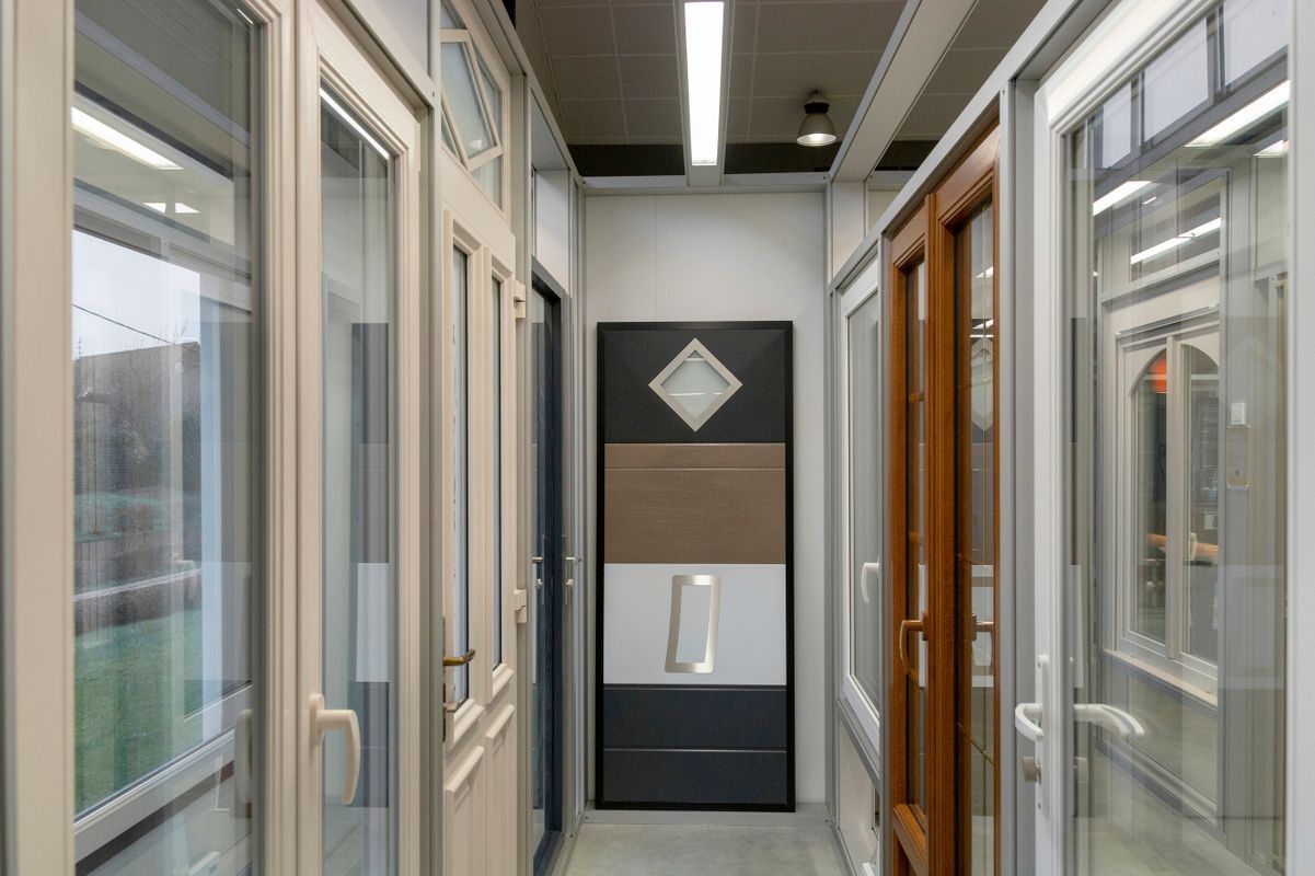 Couloir avec plusieurs modèles de portes.