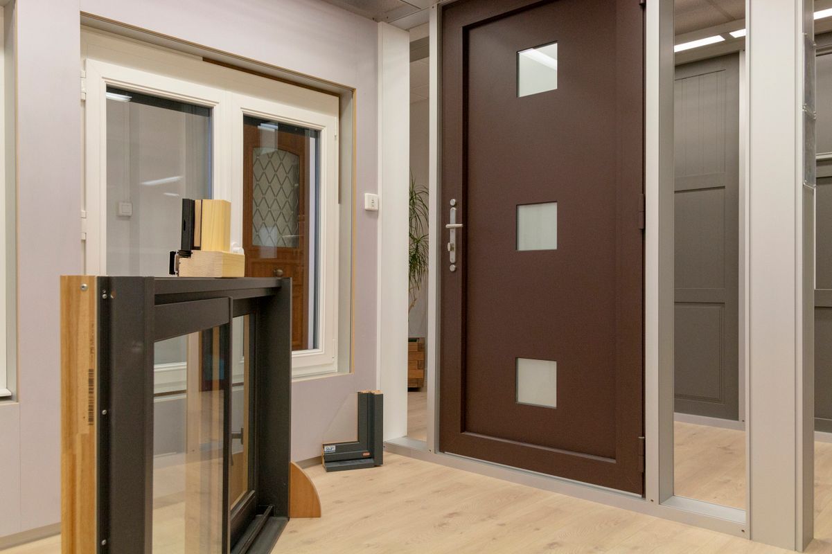 Porte d'entrée exposée à proximité d'une fenêtre.