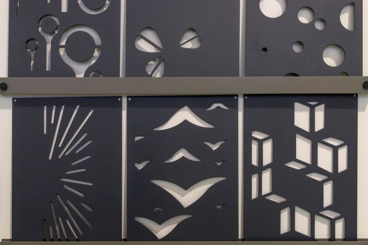 Plusieurs modèles de motifs de portail exposés.