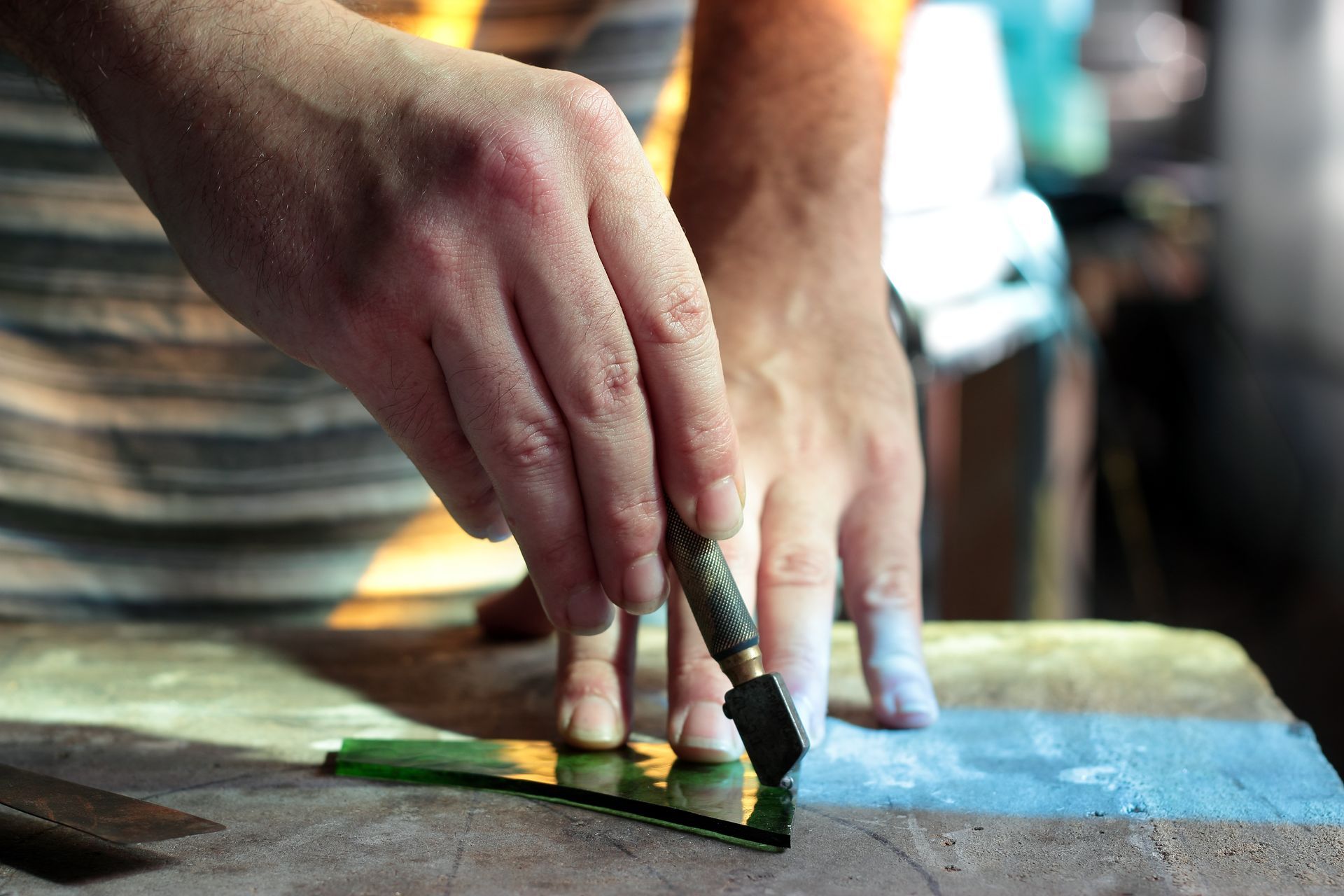 Professionnel coupant du verre.