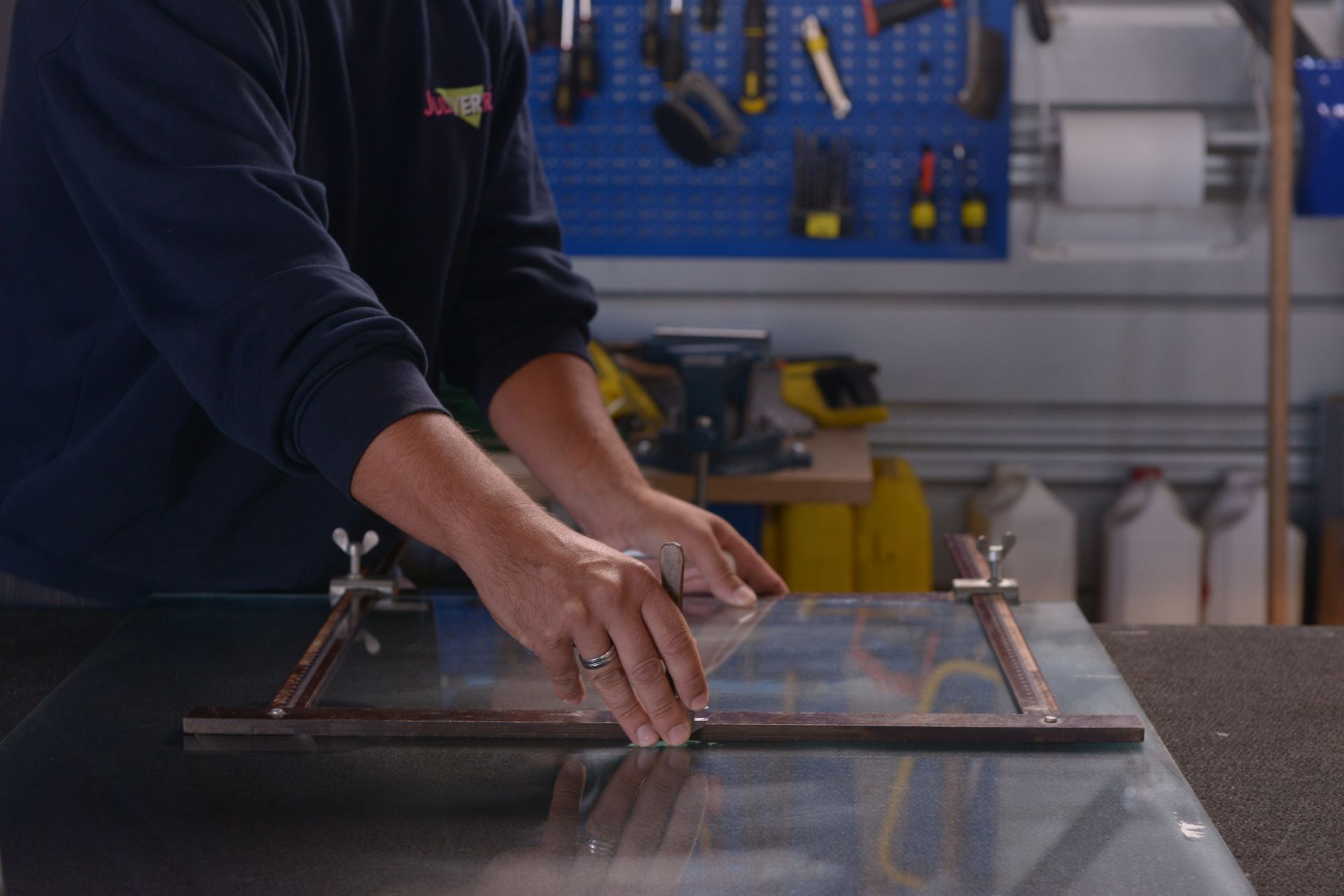 Personne manipulant du verre en vue d'une découpe.