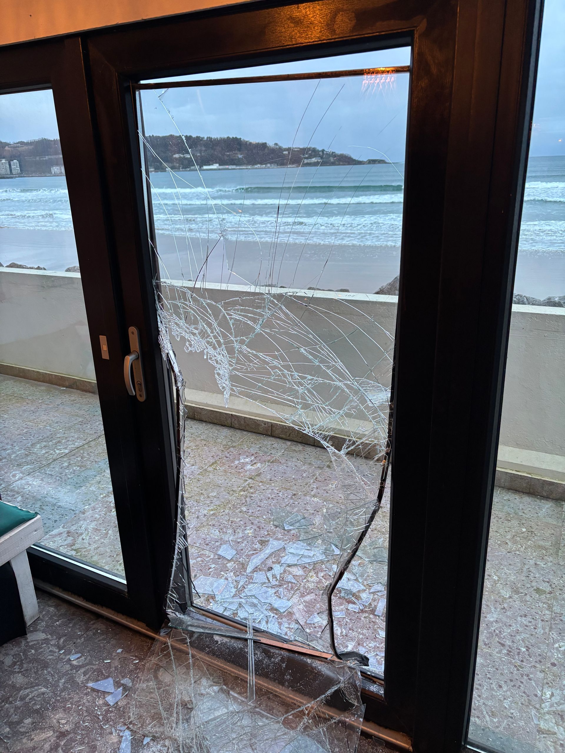 Une porte vitrée et cassée