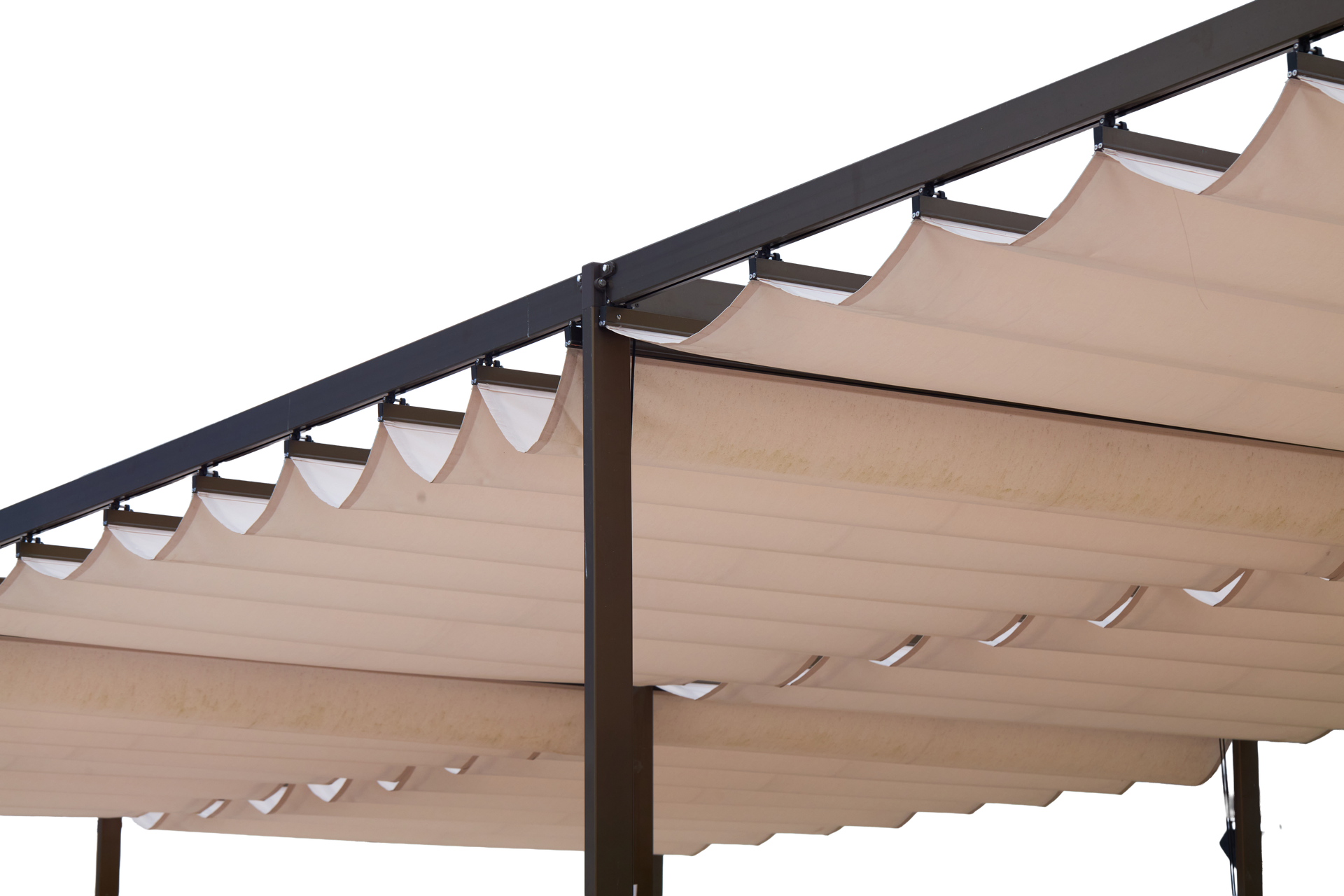 Gros plan sur un auvent rétractable en tissu beige installé sur une structure de pergola en métal foncé.