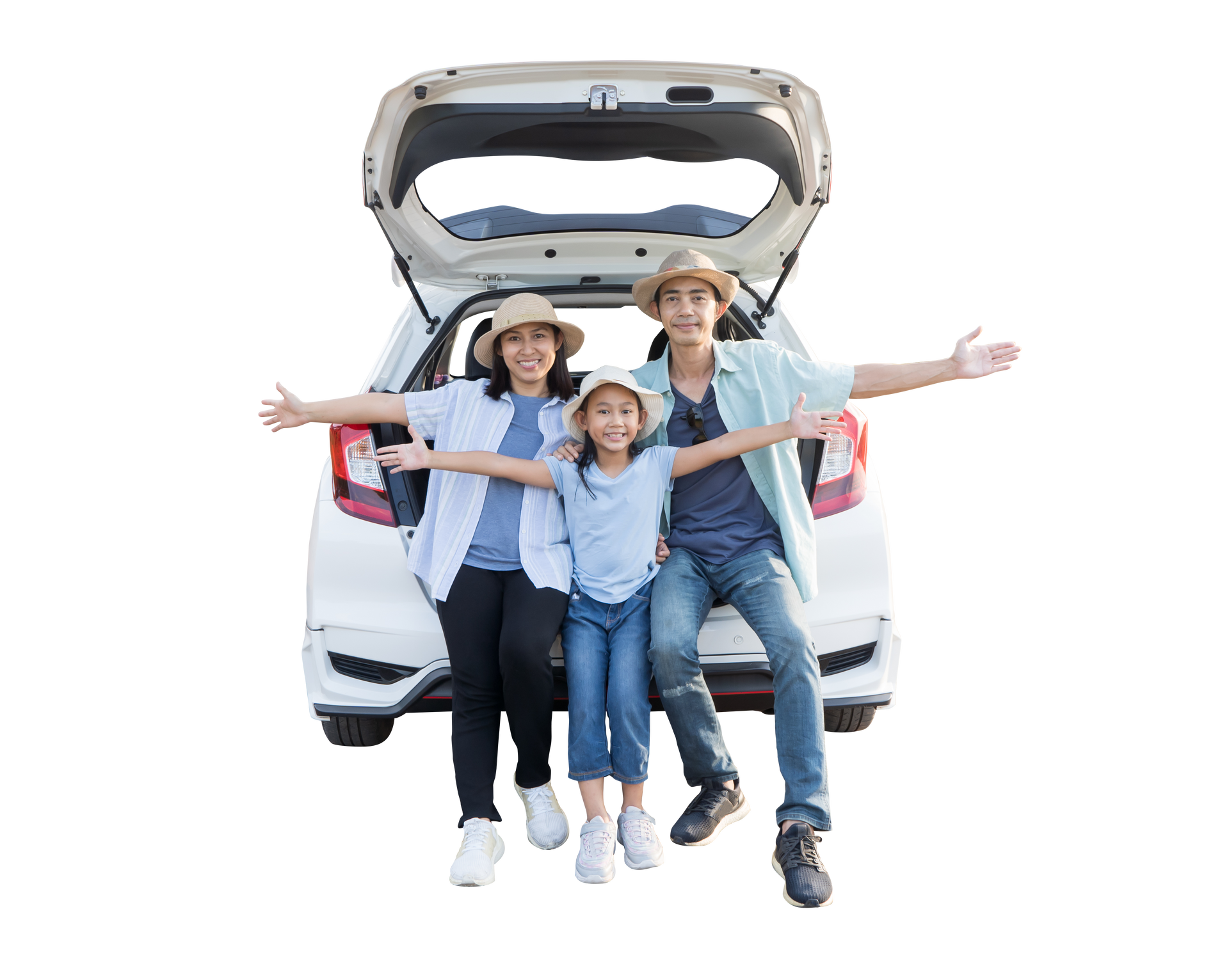 Une famille coiffée de chapeaux, les bras écartés, assise sur le coffre ouvert d'une voiture blanche, sur fond uni.
