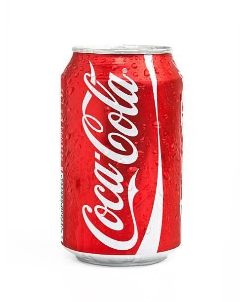 Una lata roja de Coca-Cola con el logotipo blanco sobre un fondo blanco.