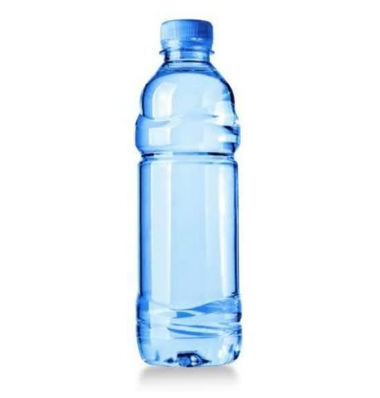 Botella de agua de plástico azul sobre fondo blanco