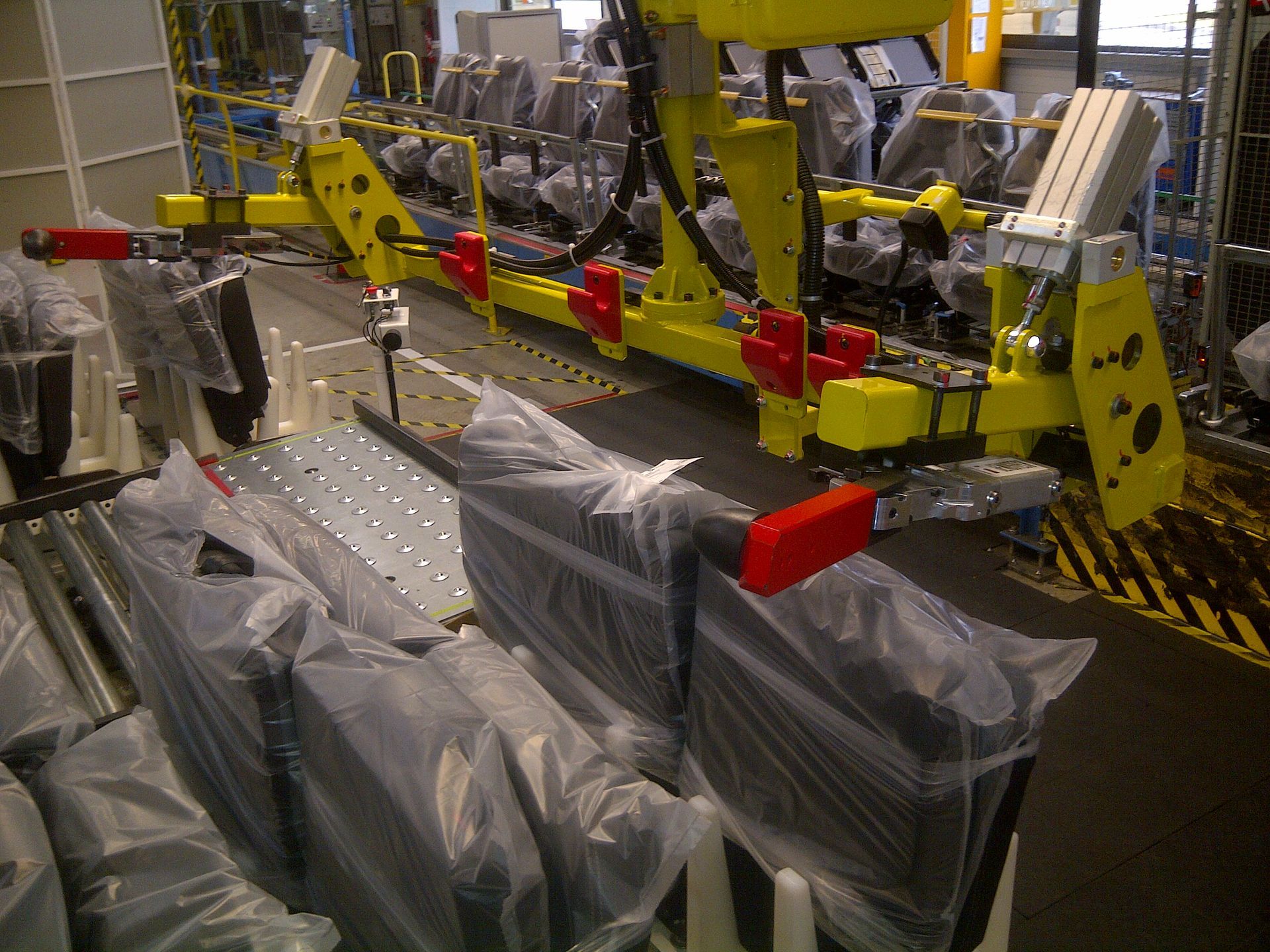 Outillage mécanique jaune avec des pièces rouges