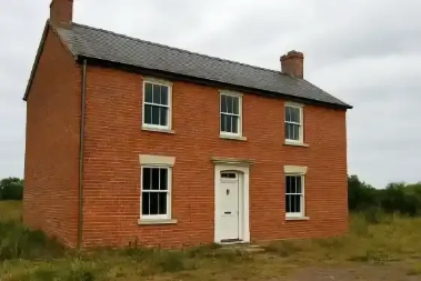 Casa de dois andares em tijolo vermelho com seis janelas e porta frontal branca, situada em um campo.