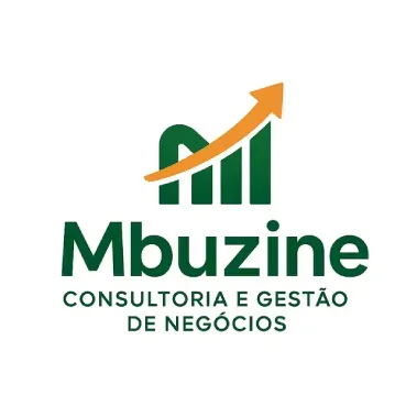 Portão deslizante de metal cinza escuro com linhas verticais, em contraste com um céu azul claro.