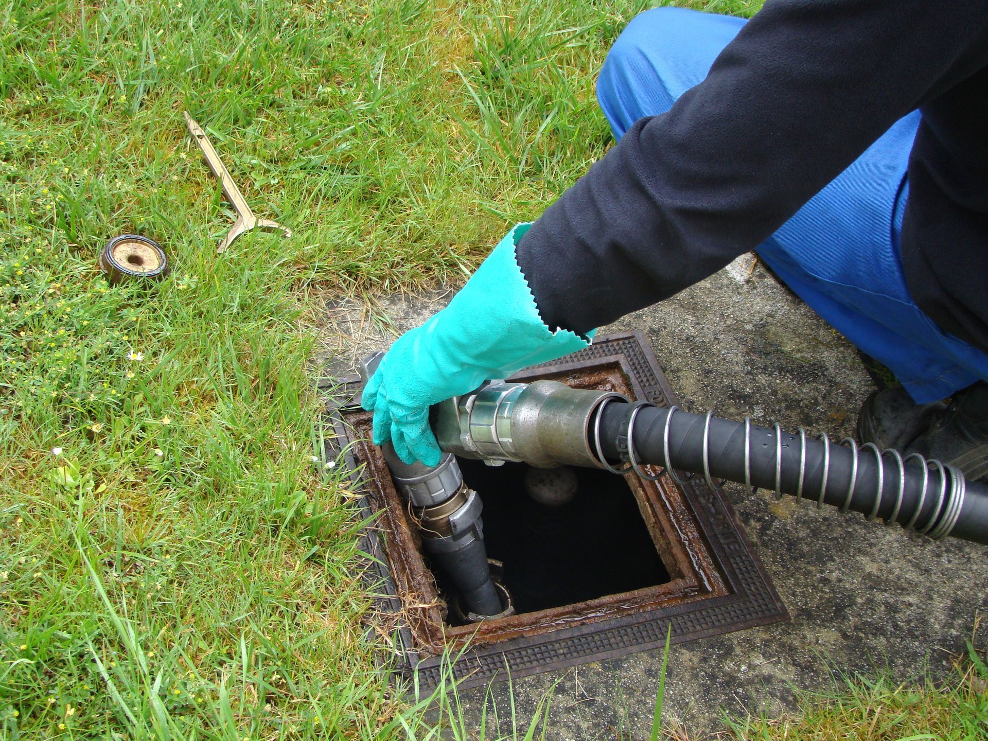 Professionnel remplissant la cuve d'un particulier