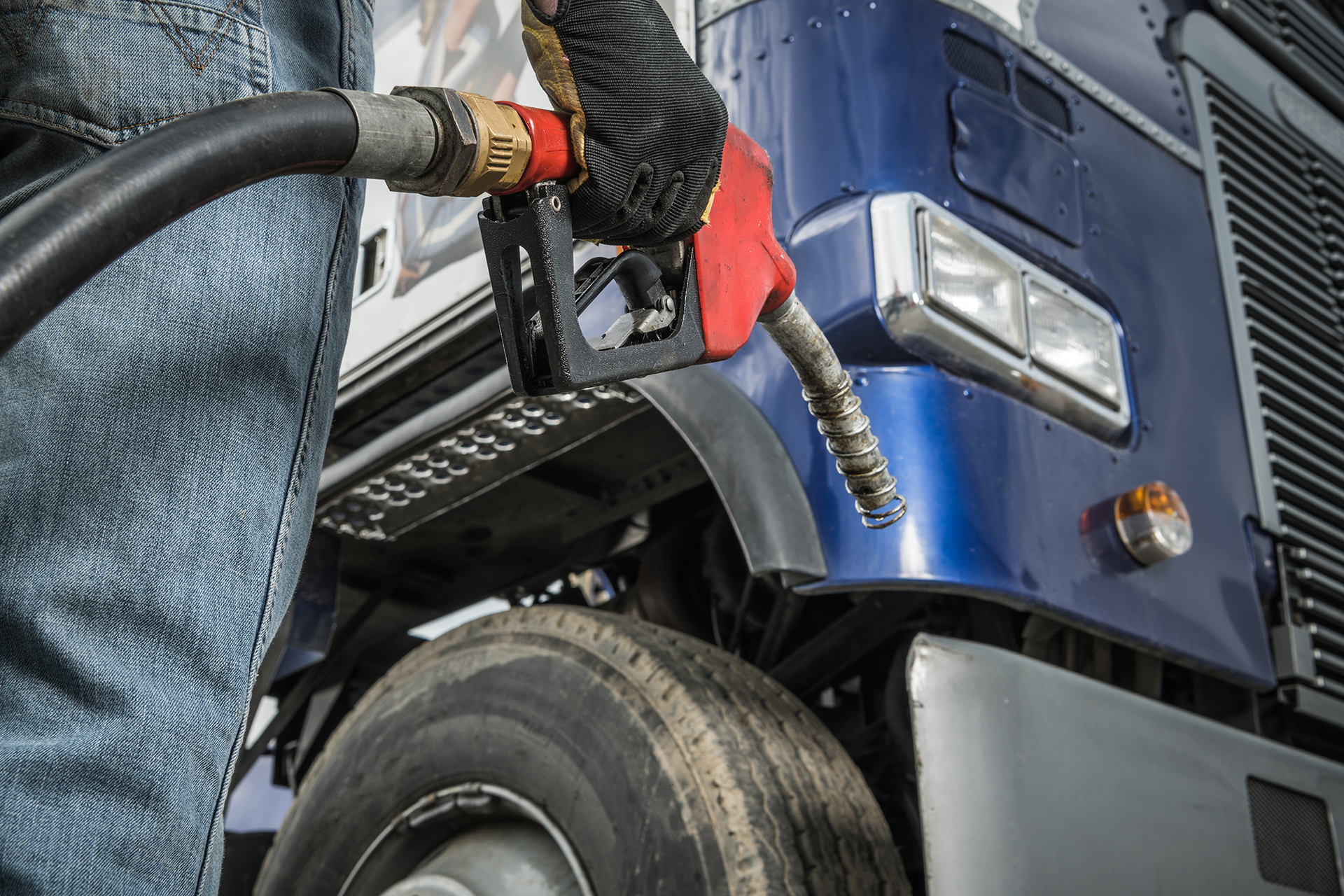 Personne tenant une pompe à carburant