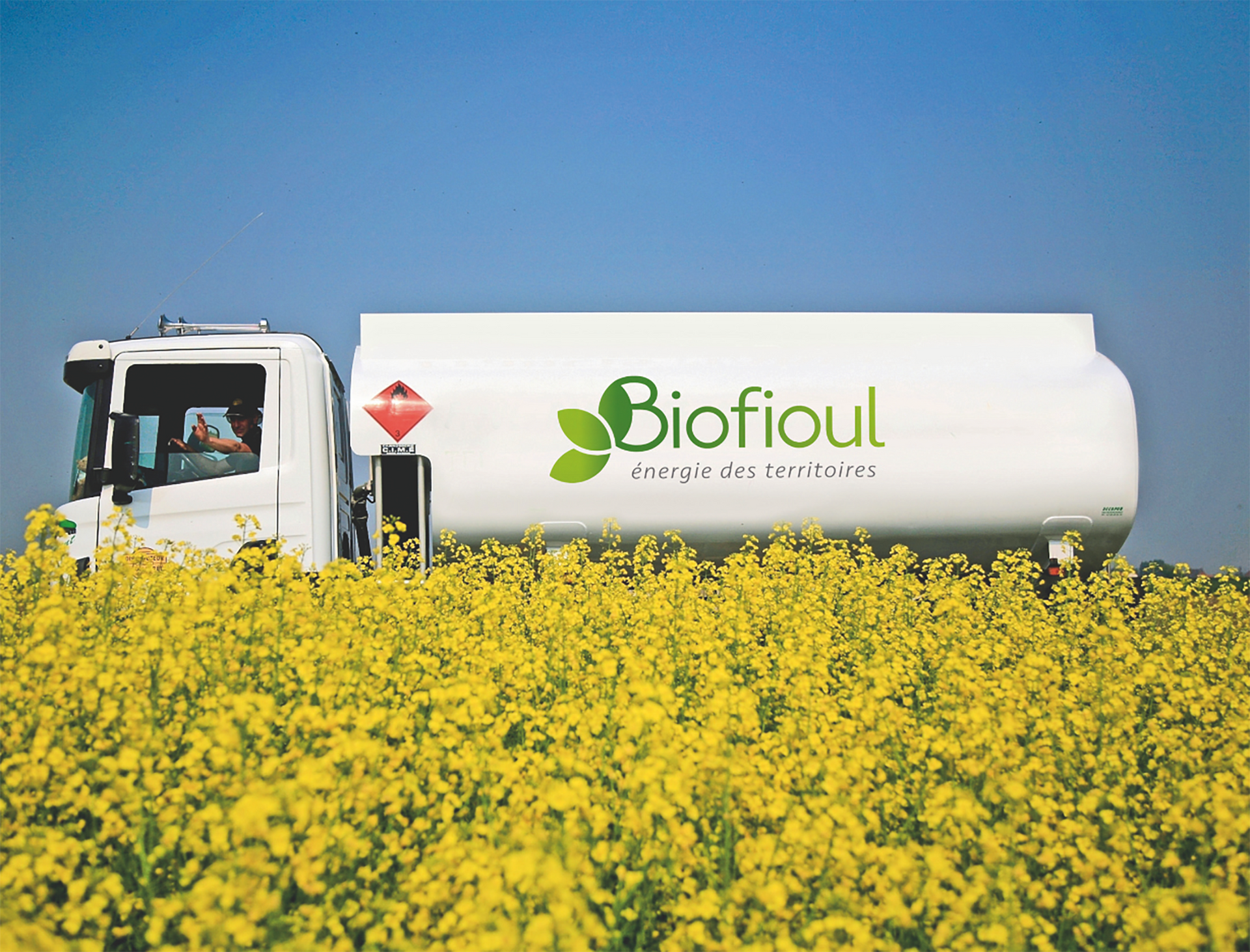 Camion Biofioul dans un champ de colza