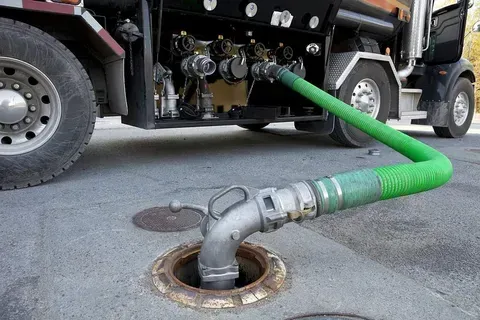 Camion-citerne déversant du carburant dans une cuve souterraine