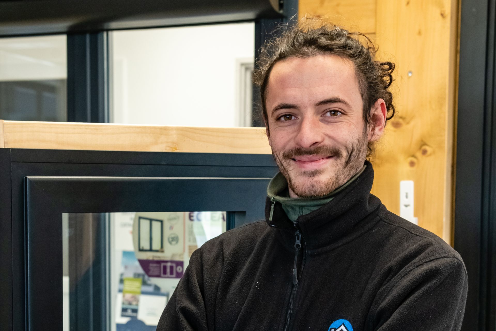 Un deuxième homme souriant de chez Artprobat.