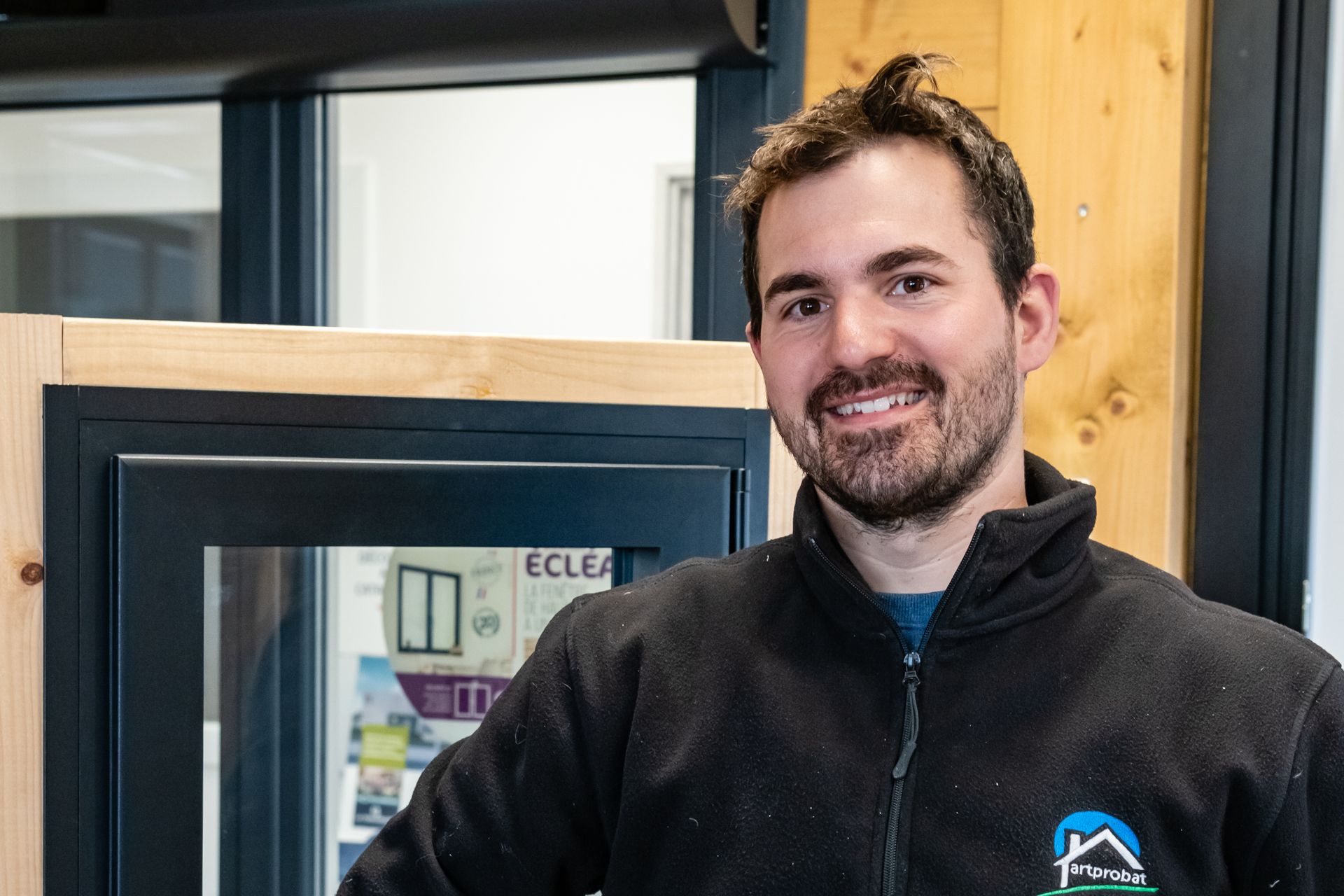 Un troisième homme souriant de chez Artprobat.