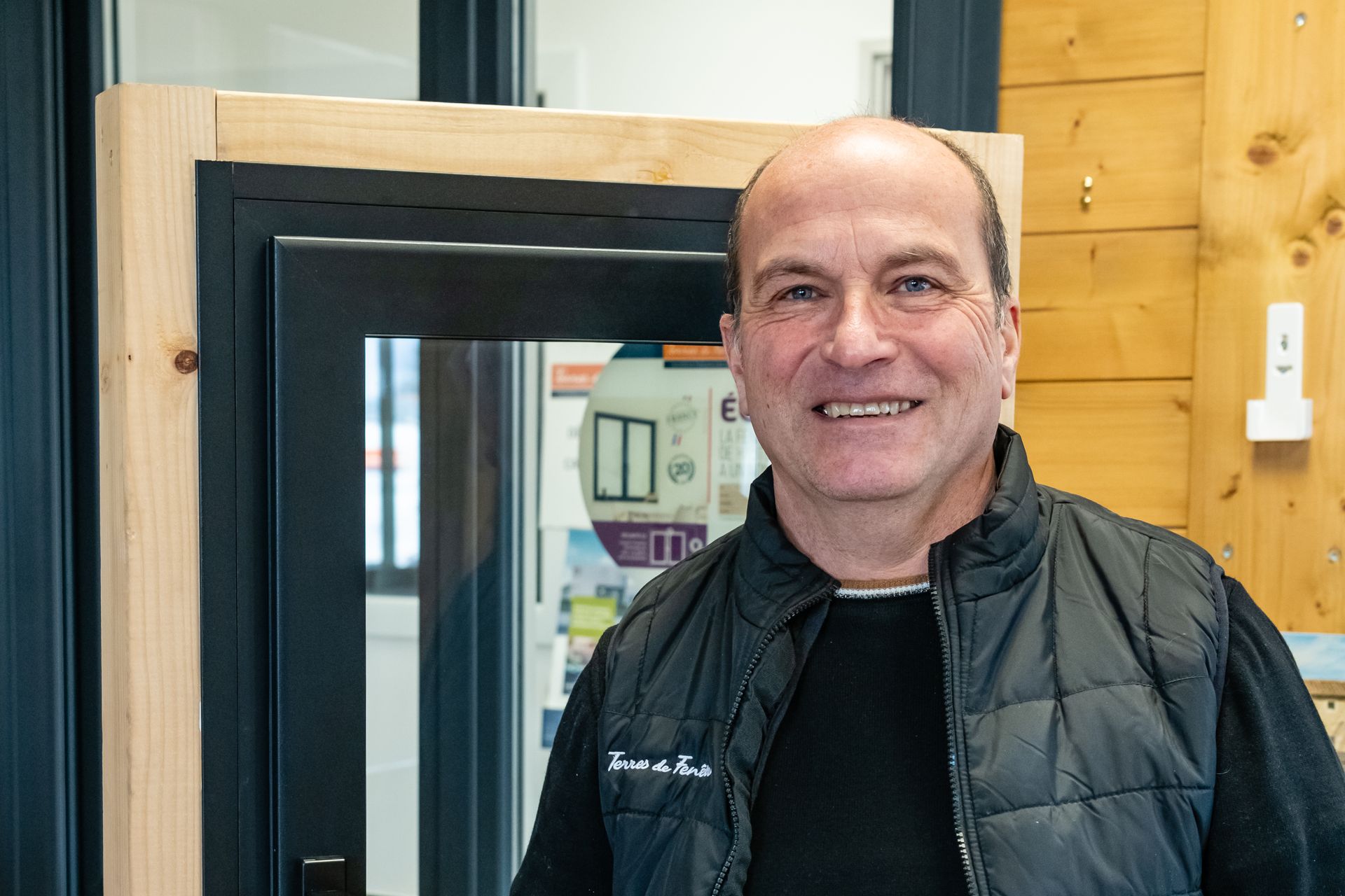 Un premier homme souriant de chez Artprobat.