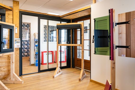 Exposition de baie vitrée volets portes et fenêtres à l'intérieur d'une salle.