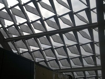 Mirando hacia el techo de un edificio con un patrón geométrico.