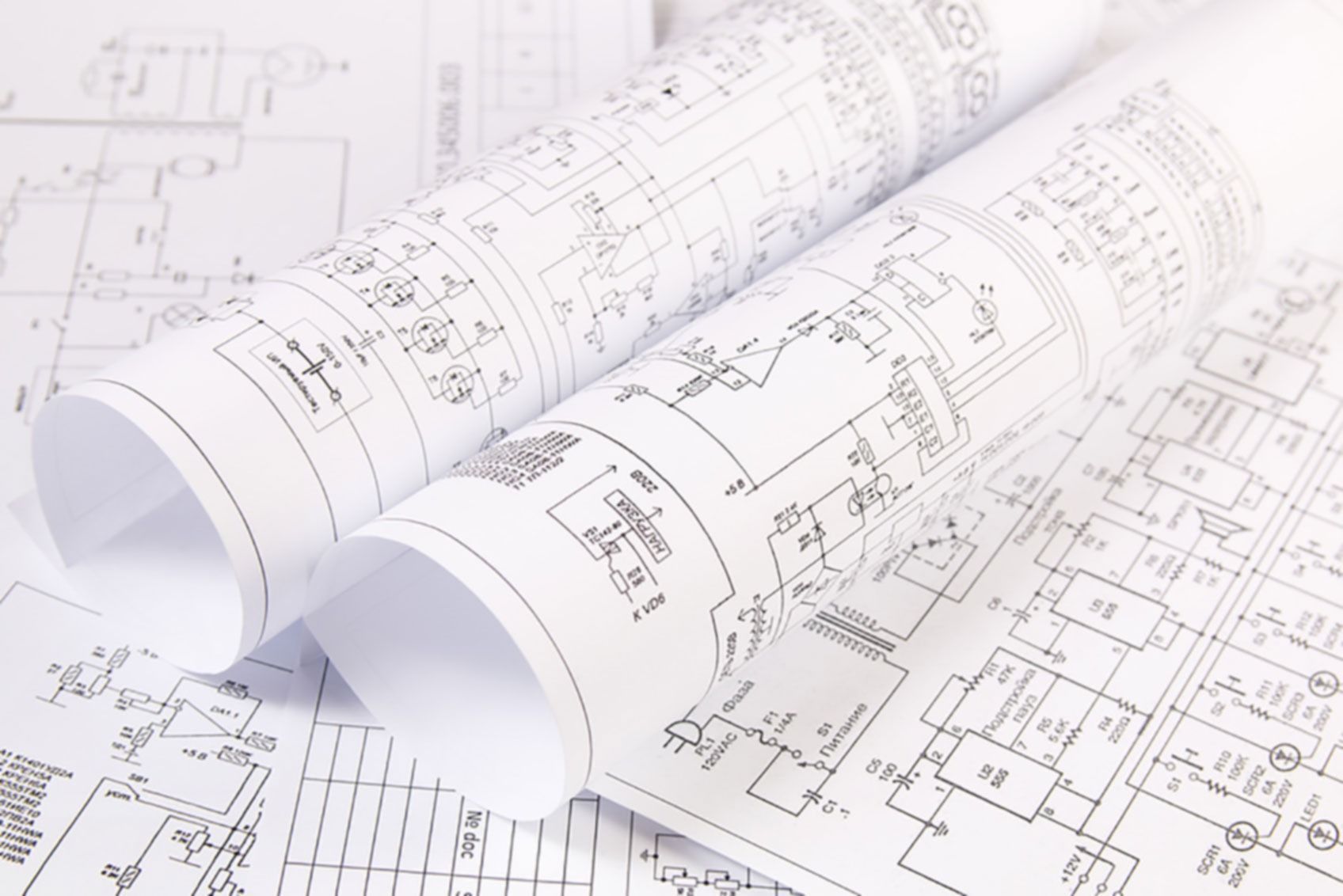 Un par de rollos de dibujos eléctricos sobre una mesa.