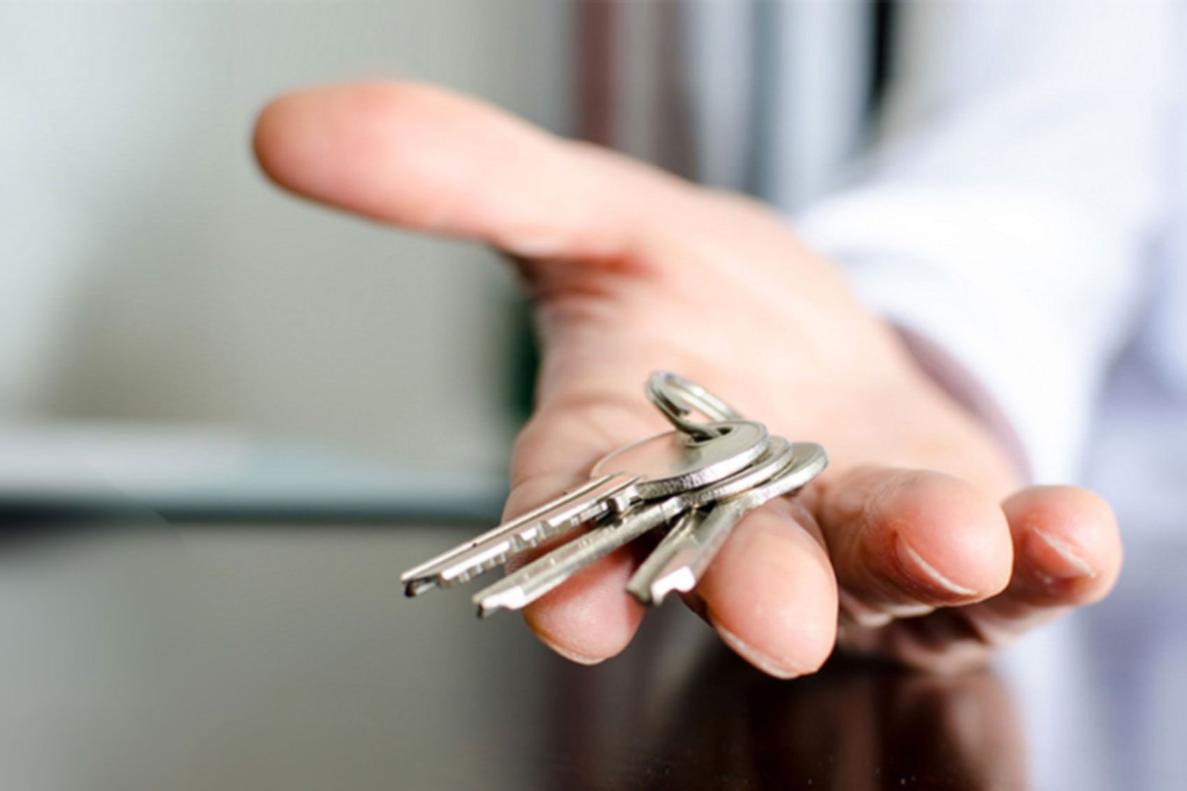 Una persona sostiene un manojo de llaves en su mano.
