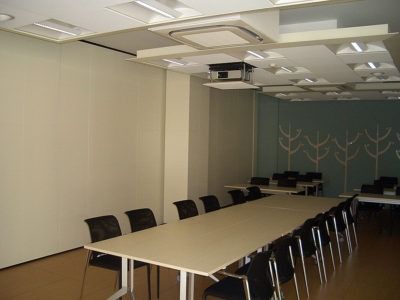 Una sala de conferencias con una mesa larga y sillas