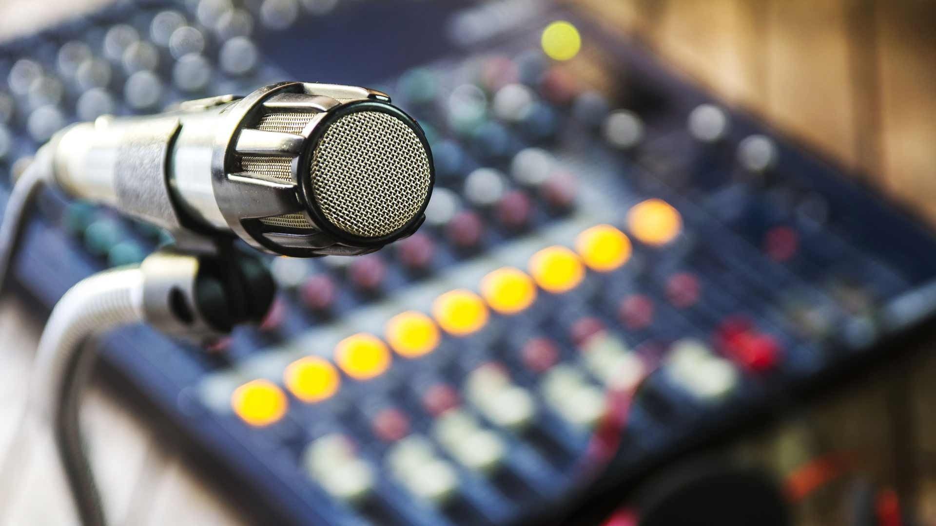 Un micrófono está colocado encima de un mezclador.