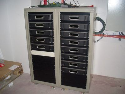 Un armario muy grande con muchos cajones.