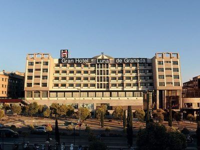 Un gran edificio con un cartel que dice Gran Hotel Luna de Granada.