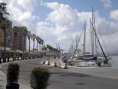 Una fila de barcos están atracados en un puerto deportivo en un día soleado