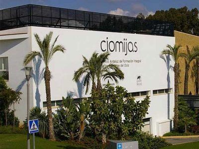 Un edificio blanco con la palabra ciomijas en él.