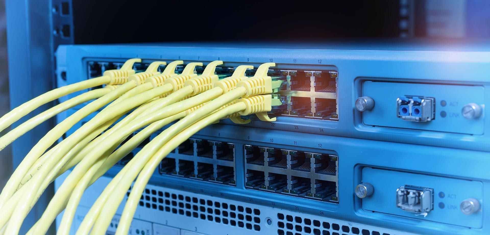 Un montón de cables amarillos están conectados a un servidor.