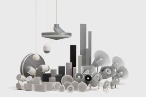 Un montón de objetos diferentes están sobre una mesa.