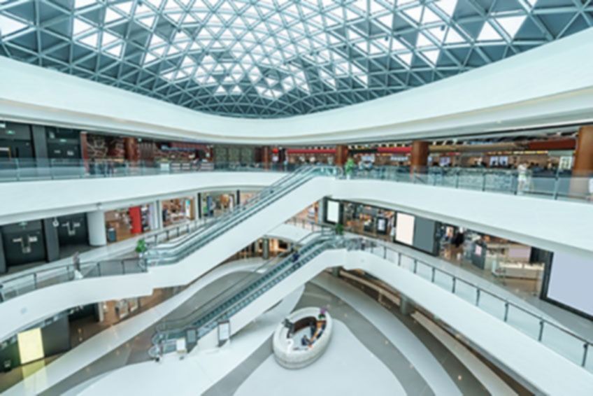 Un gran centro comercial con un techo que parece una pirámide.