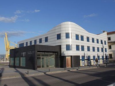 Un gran edificio con muchas ventanas y un cielo azul al fondo.