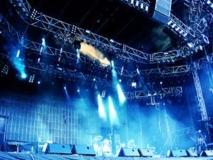 Un gran escenario con muchas luces.