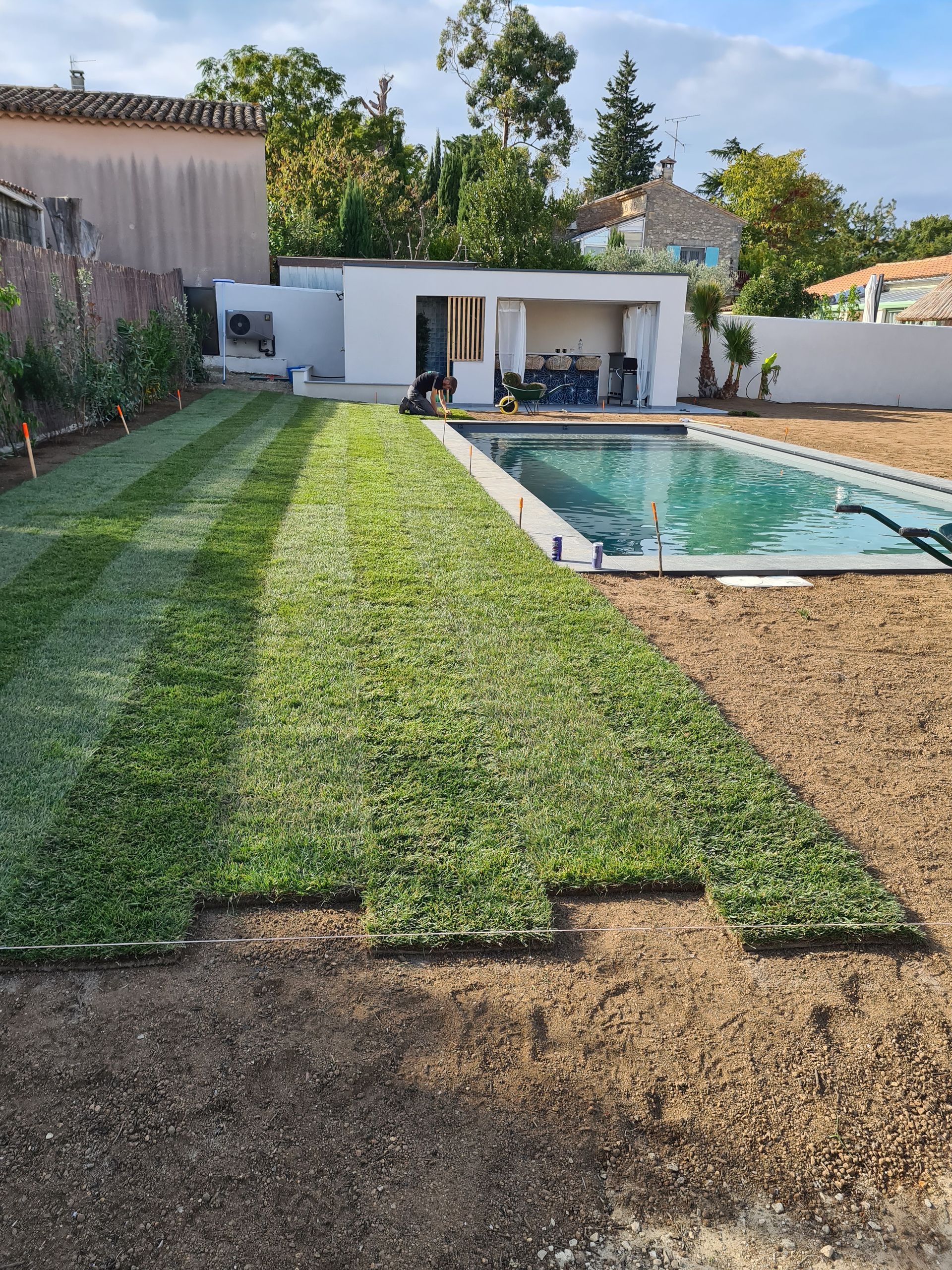 Déroulage d'un rouleau de gazon