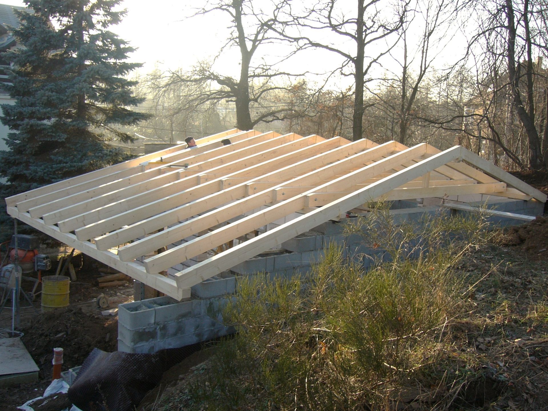 Arbeiter installieren an einem sonnigen Tag Solarmodule auf dem Dach eines Wohnhauses.