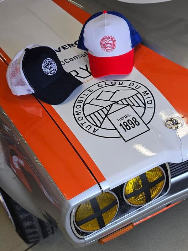Dessus d'un capot avec deux casquettes