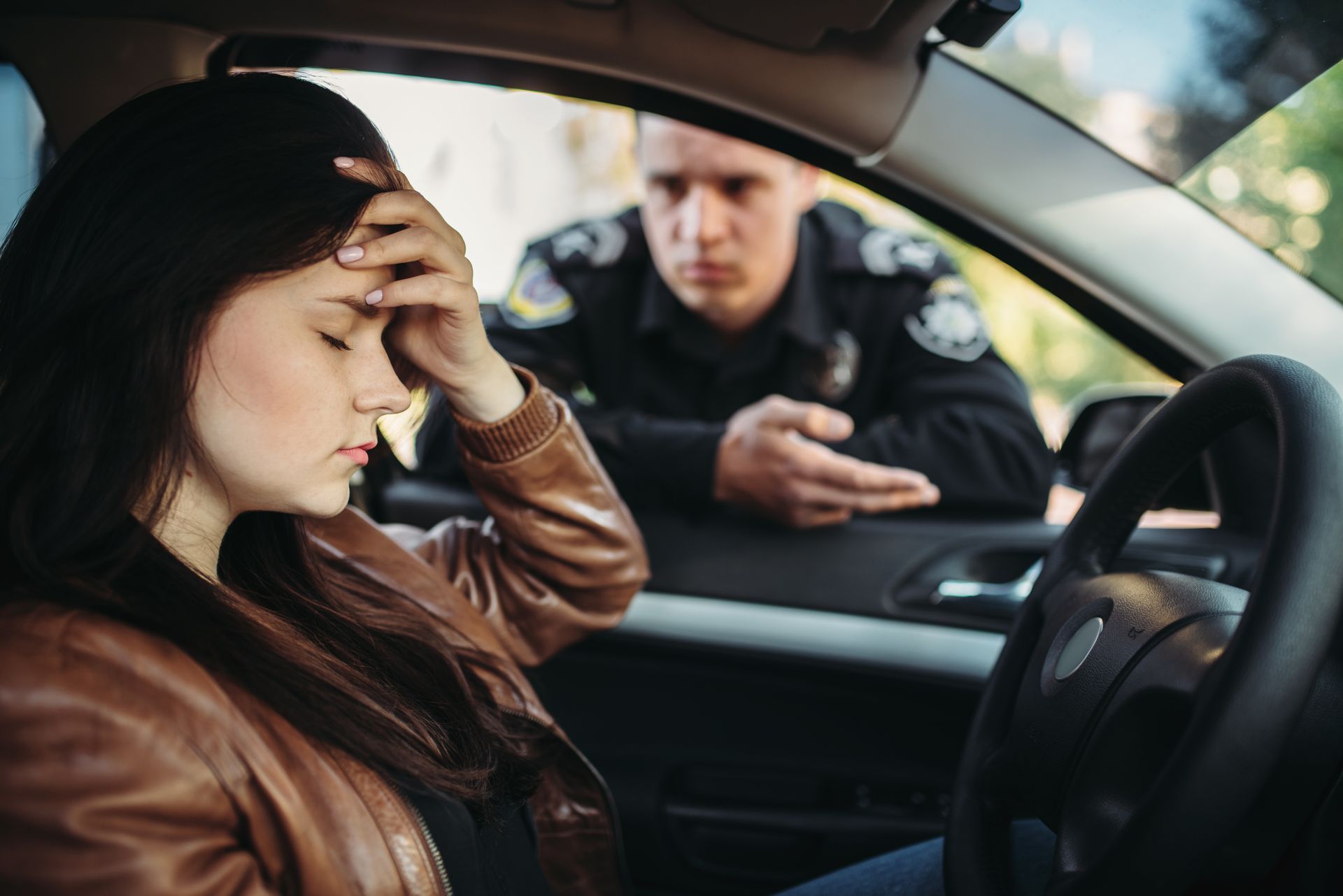Une femme se fait arrêter par un gendarme