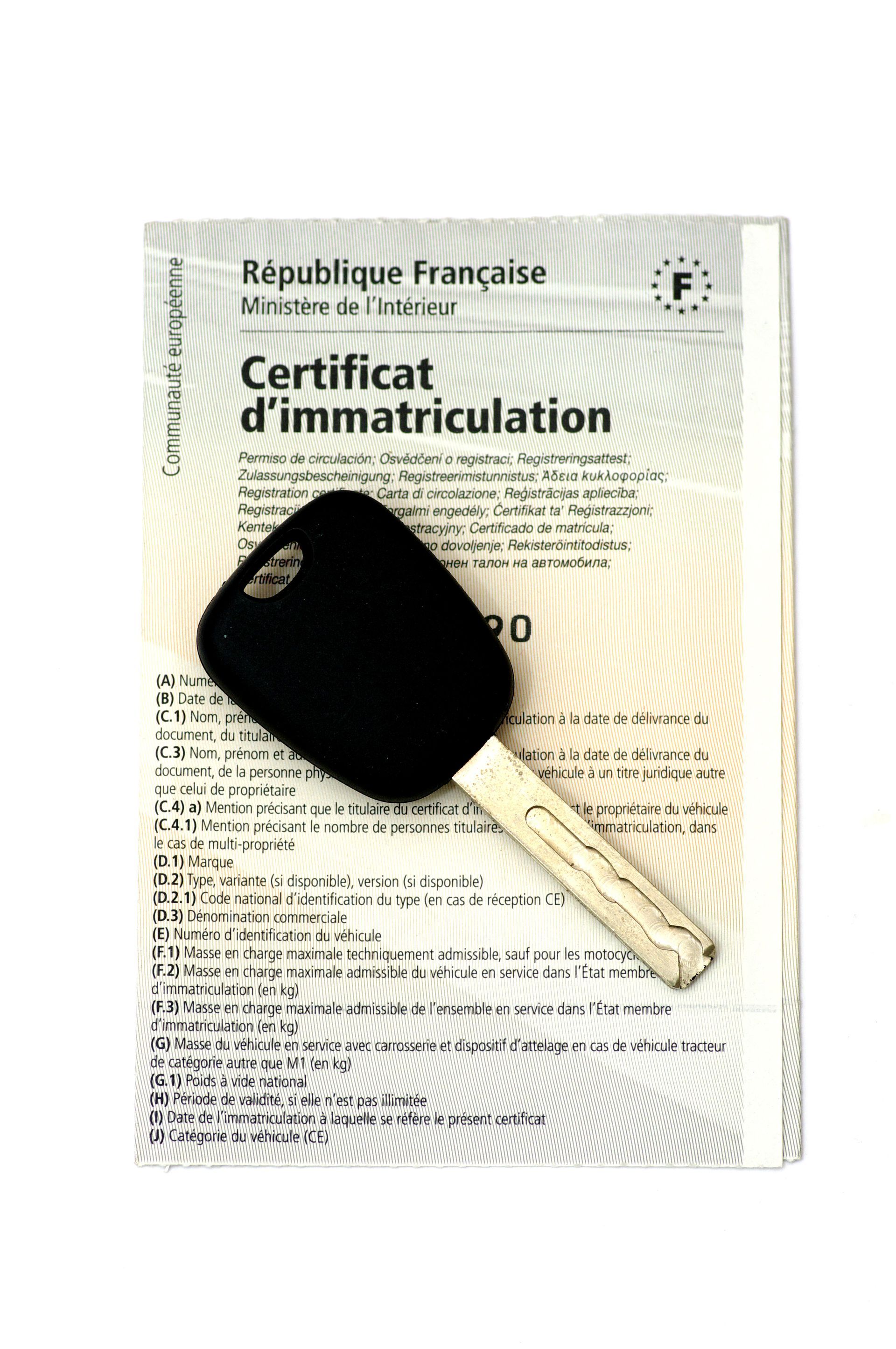 Une carte grise et une clé