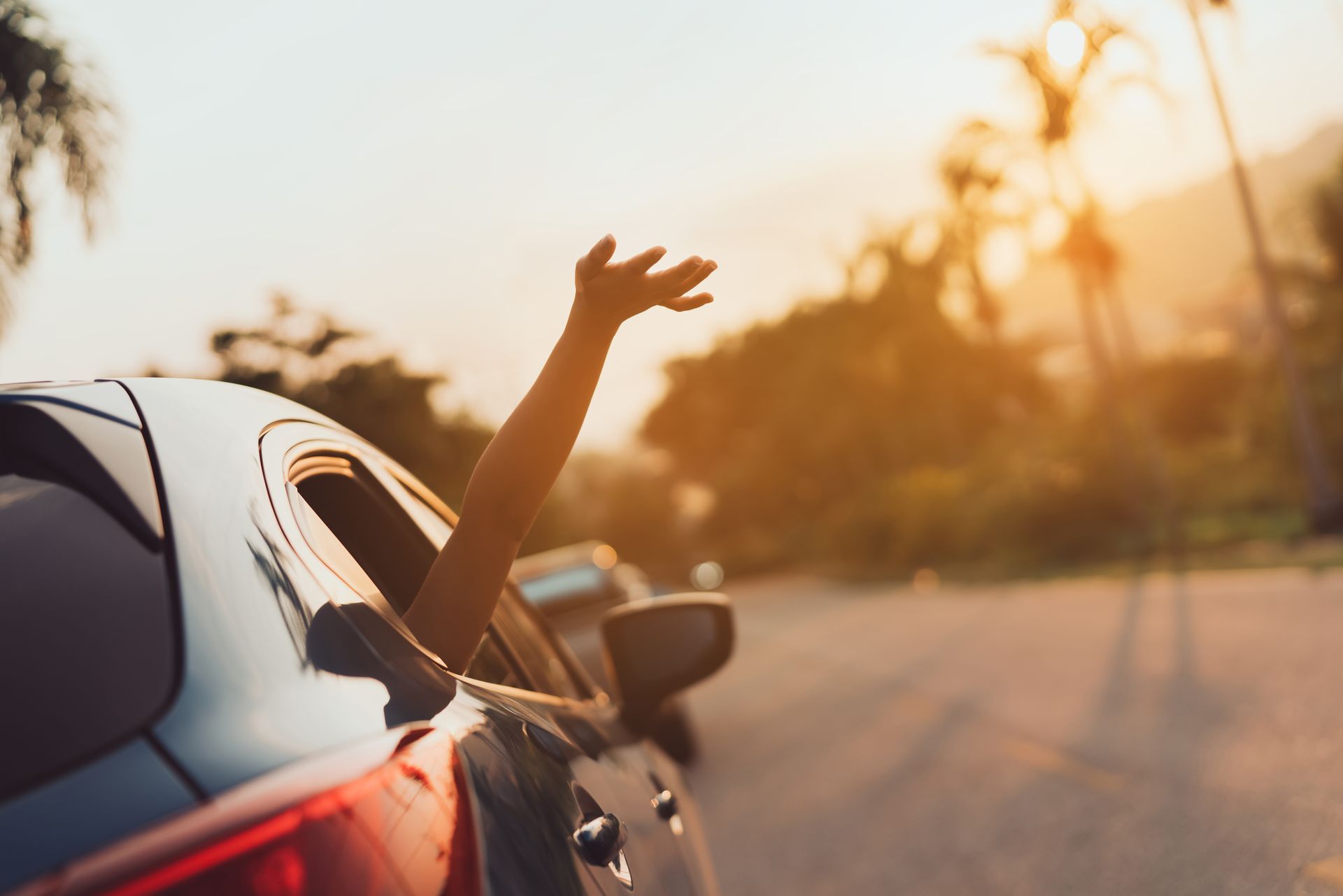 Une main qui sort de la voiture