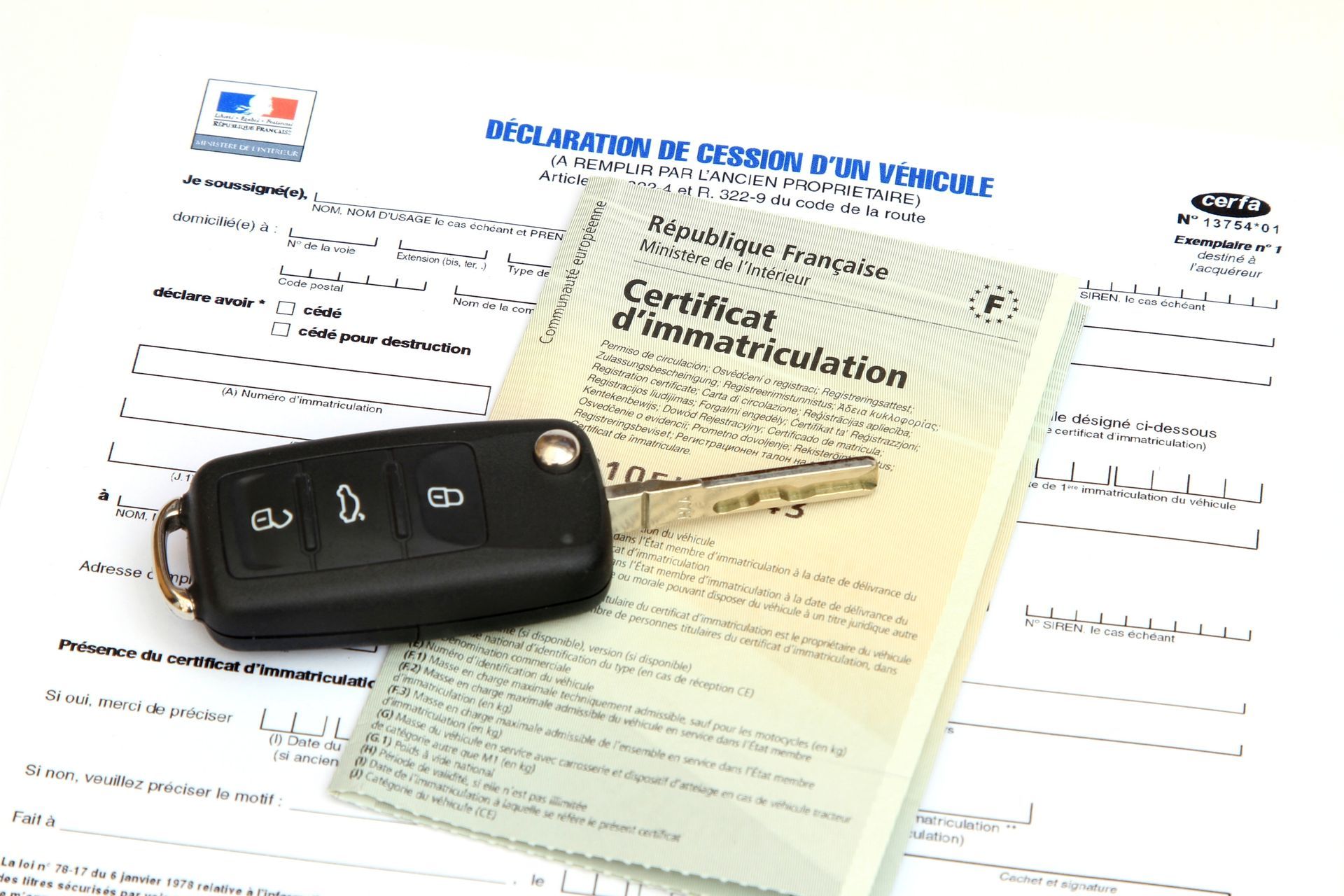 Permis de conduire, clés, carte grise