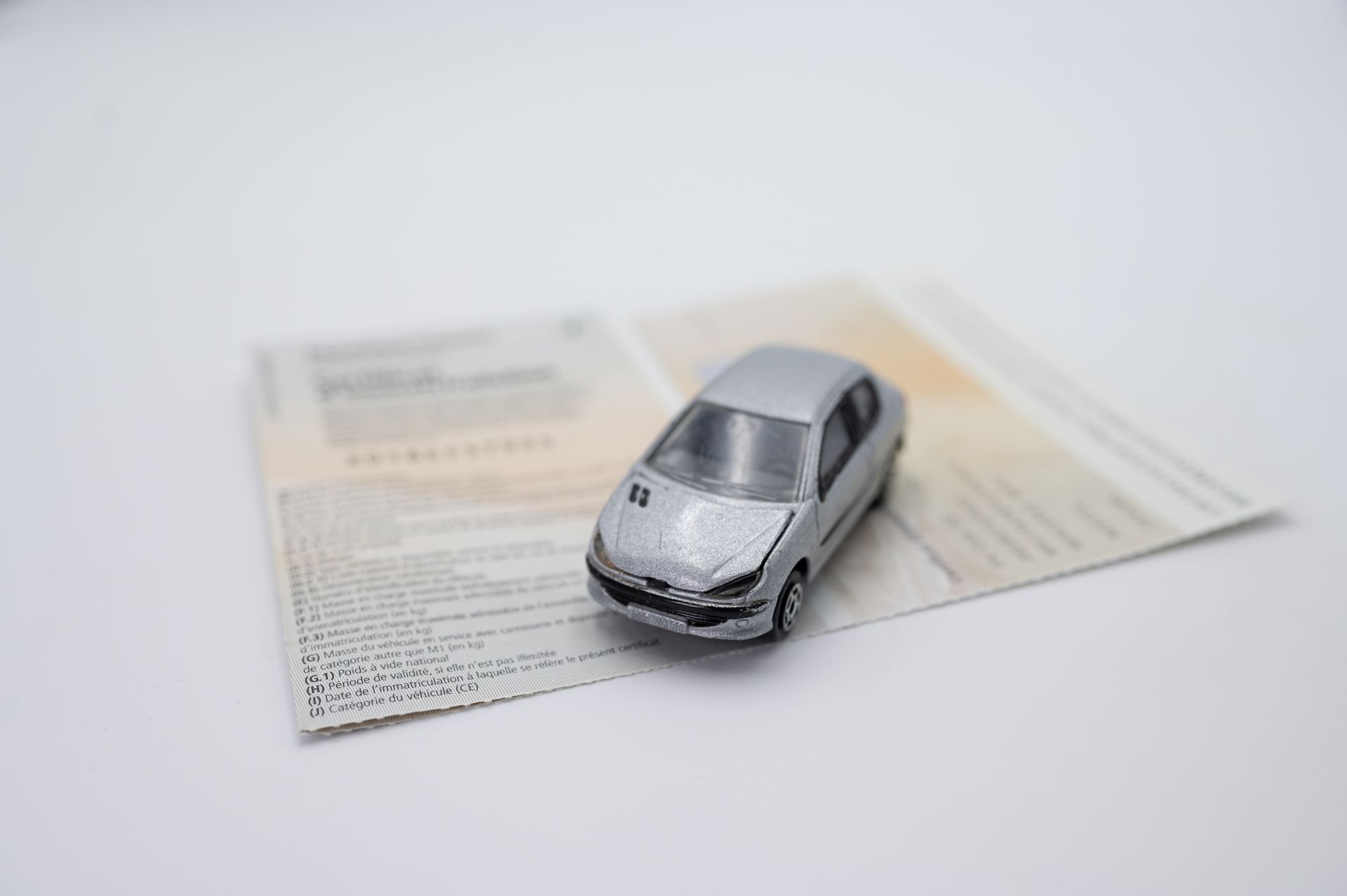 Petite voiture sur une carte grise