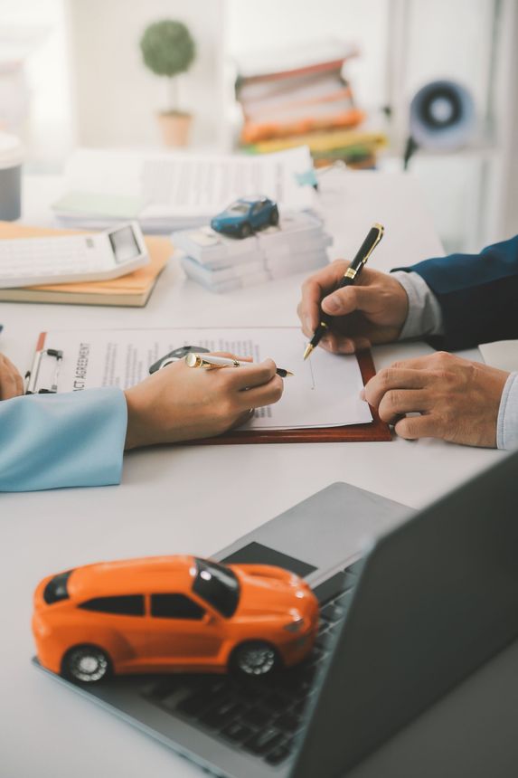 Ordinateur, contrat et deux mains